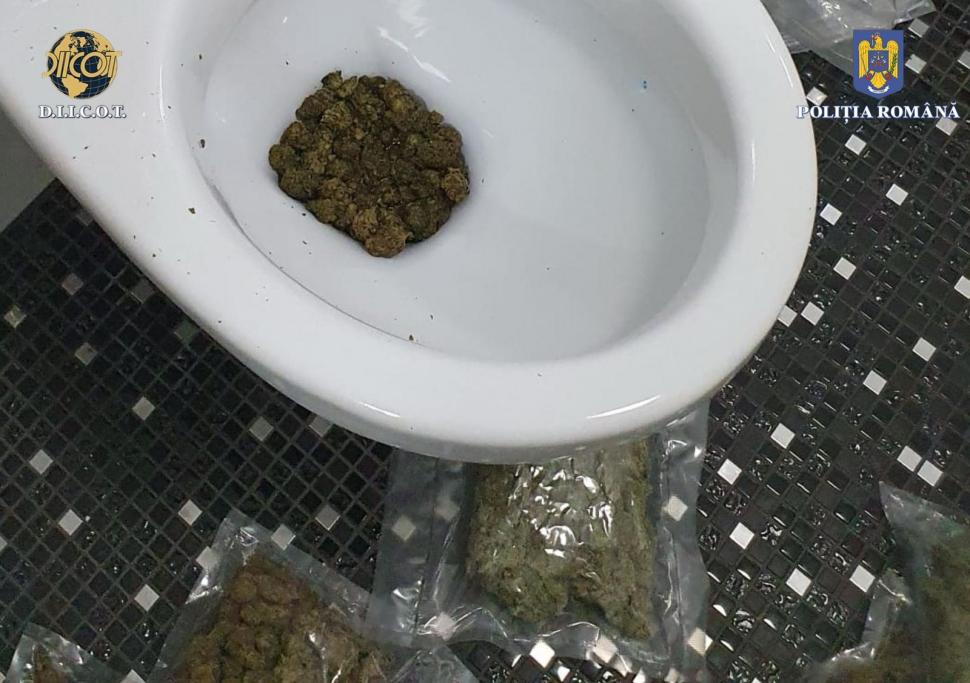 Motivul pentru care un "afacerist" român a aruncat 130.000 de euro pe geam, în timpul unor percheziții 873270