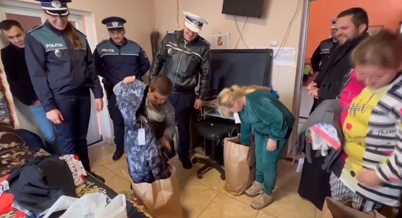 Poliţiştii au oferit daruri de Moş Nicolae unor copilaşi sărmani, orfani de mamă, din Maramureş: "Dar din dar se face Rai" 873243
