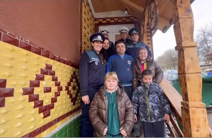 Poliţiştii au oferit daruri de Moş Nicolae unor copilaşi sărmani, orfani de mamă, din Maramureş: "Dar din dar se face Rai" 873244