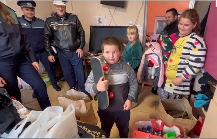 Poliţiştii au oferit daruri de Moş Nicolae unor copilaşi sărmani, orfani de mamă, din Maramureş: "Dar din dar se face Rai" 873245
