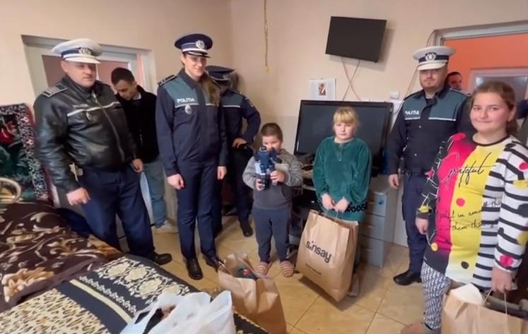 Poliţiştii au oferit daruri de Moş Nicolae unor copilaşi sărmani, orfani de mamă, din Maramureş: "Dar din dar se face Rai" 873246