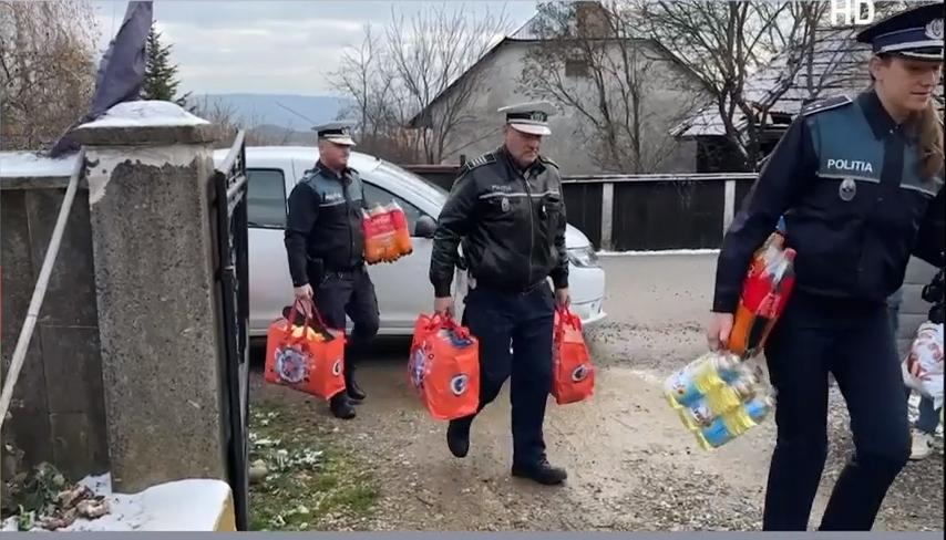 Poliţiştii au oferit daruri de Moş Nicolae unor copilaşi sărmani, orfani de mamă, din Maramureş: "Dar din dar se face Rai" 873247