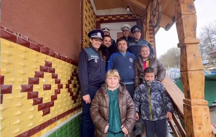 Poliţiştii au oferit daruri de Moş Nicolae unor copilaşi sărmani, orfani de mamă, din Maramureş: "Dar din dar se face Rai" 873248