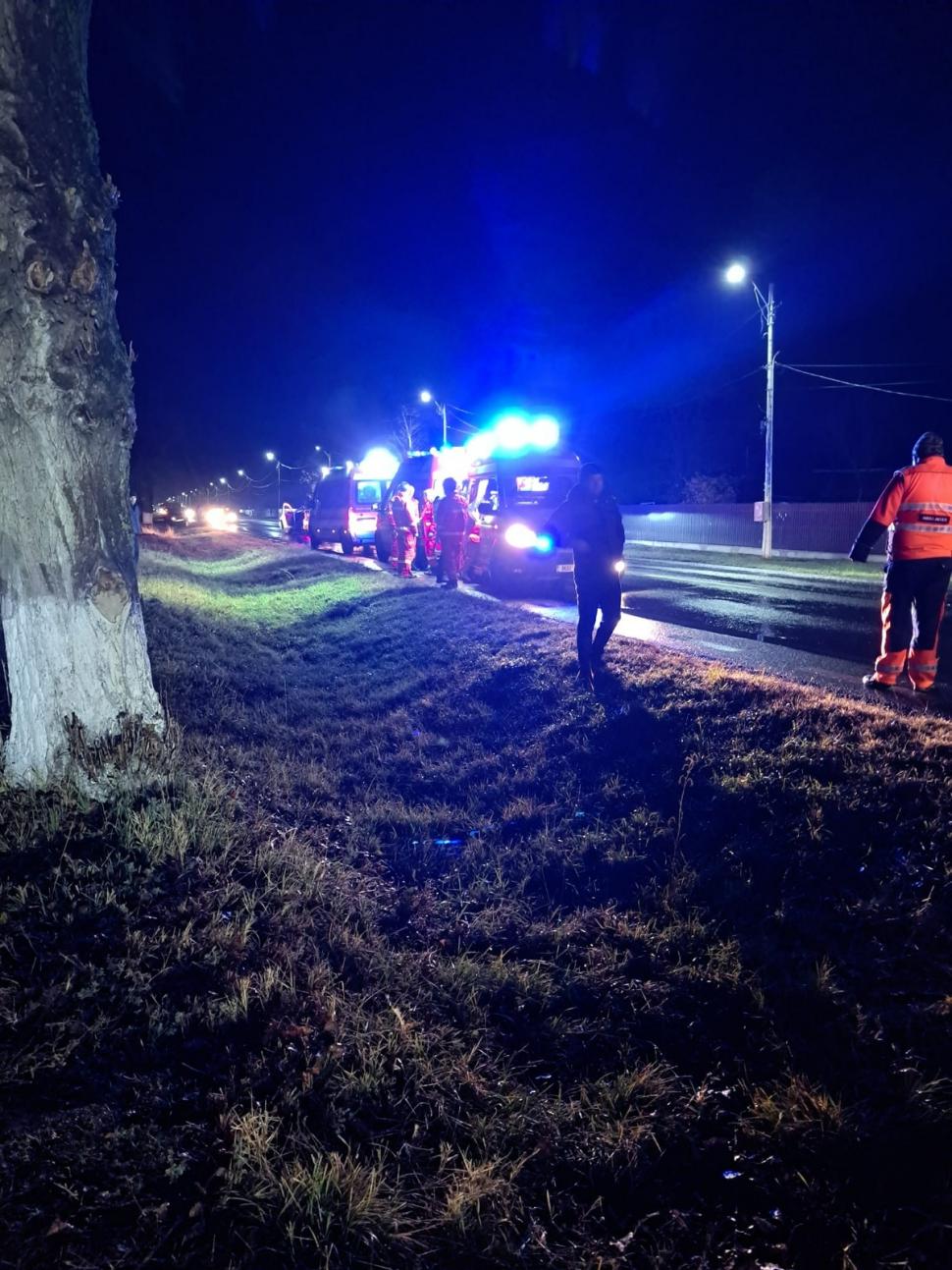 Accident teribil într-o comună din Galați | Un autobuz cu 11 pasageri s-a răsturnat. O femeie a murit 873530