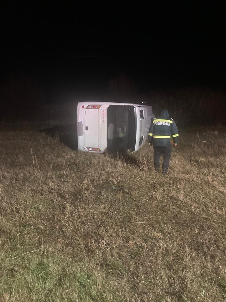 Accident teribil într-o comună din Galați | Un autobuz cu 11 pasageri s-a răsturnat. O femeie a murit 873544