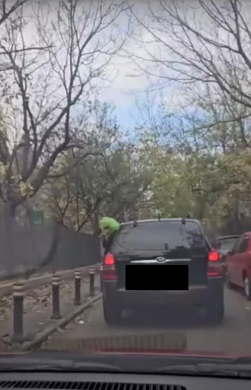 Un bărbat s-a costumat în Grinch și s-a plimbat pe străzile din Ploiești, ”bucuros” că primăria a ”furat” Crăciunul | Iluminatul festiv lipsește cu desăvârșire 873509