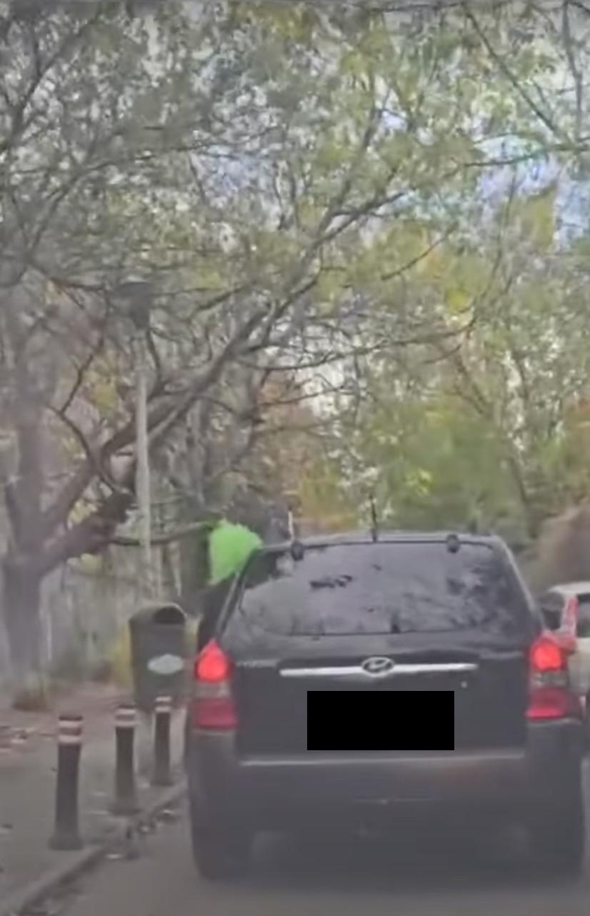 Un bărbat s-a costumat în Grinch și s-a plimbat pe străzile din Ploiești, ”bucuros” că primăria a ”furat” Crăciunul | Iluminatul festiv lipsește cu desăvârșire 873510