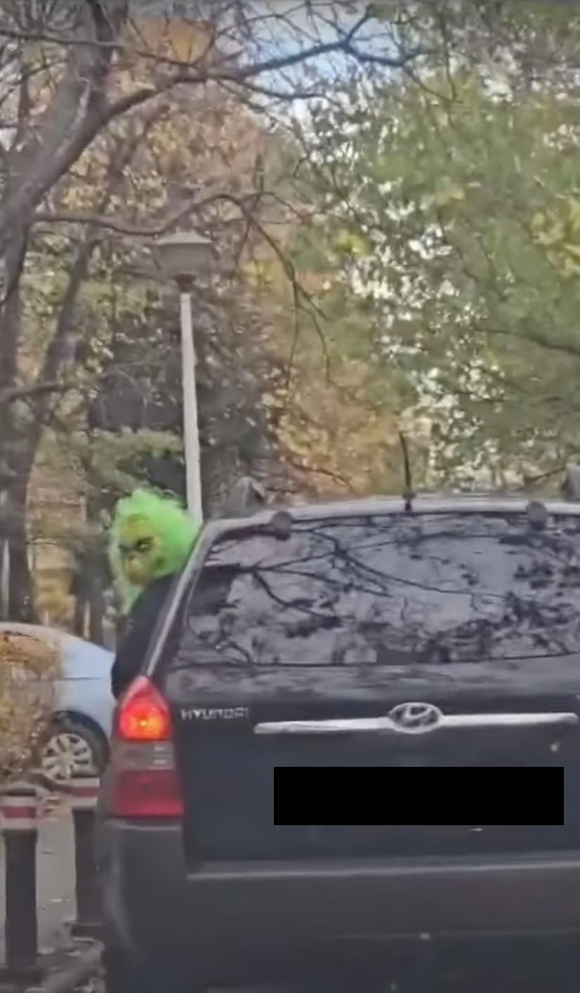 Un bărbat s-a costumat în Grinch și s-a plimbat pe străzile din Ploiești, ”bucuros” că primăria a ”furat” Crăciunul | Iluminatul festiv lipsește cu desăvârșire 873511