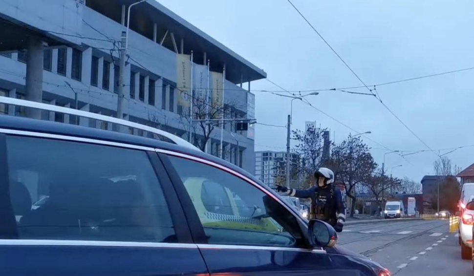 "Bravo, ești eroul zilei!" Sancțiunea inedită a unui polițist de la Rutieră pentru șoferii care "fentau coada”, în București