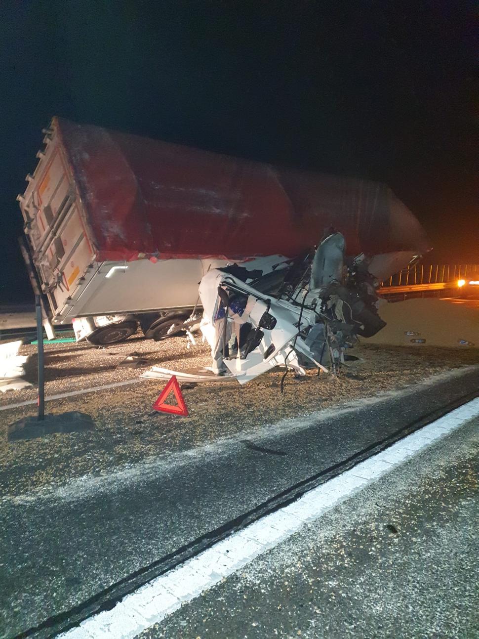 Trafic blocat pe Autostrada A2, după un accident grav cu două TIR-uri 873382