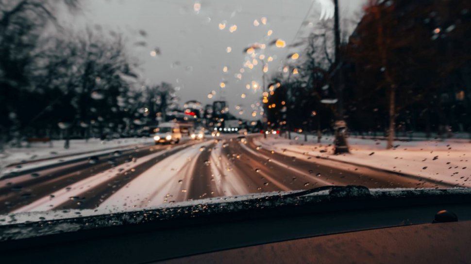 Avertizare Infotrafic! Se circulă în condiții de lapoviță și ninsoare pe pricipalele șosele din România