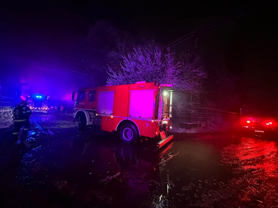 Incendiu de proporții la un depozit cu lemne din cartierul Berceni. Pompierii intervin de urgență la fața locului 873790