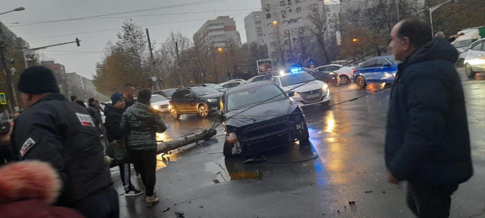 Accident între un Mercedes și un Ford, pe bulevardul Theodor Pallady din București. Circulația mașinilor și tramvaielor este restricționată 874000