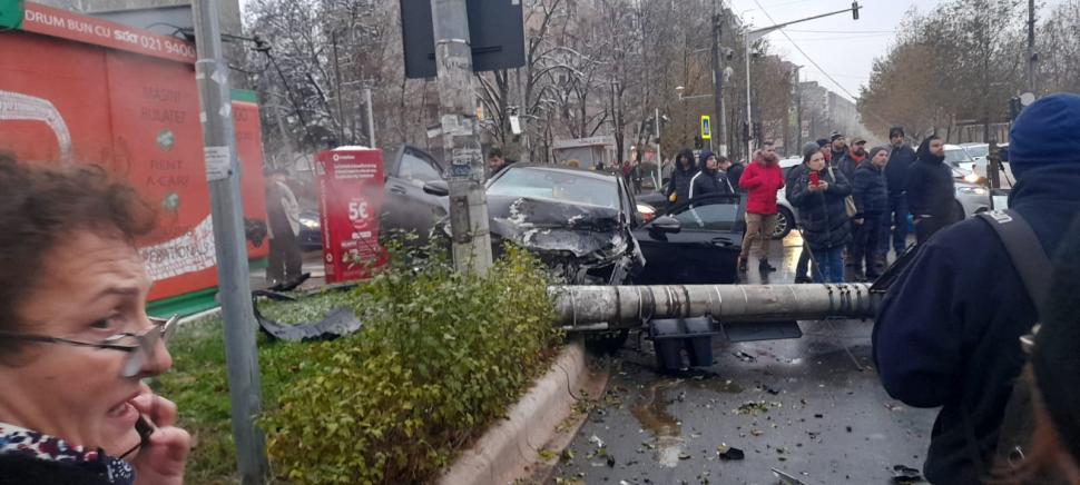 Accident între un Mercedes și un Ford, pe bulevardul Theodor Pallady din București. Circulația mașinilor și tramvaielor este restricționată 874002