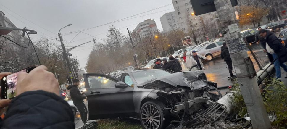 Accident între un Mercedes și un Ford, pe bulevardul Theodor Pallady din București. Circulația mașinilor și tramvaielor este restricționată 874003