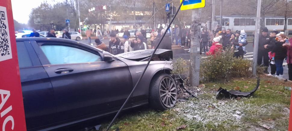 Accident între un Mercedes și un Ford, pe bulevardul Theodor Pallady din București. Circulația mașinilor și tramvaielor este restricționată 874004