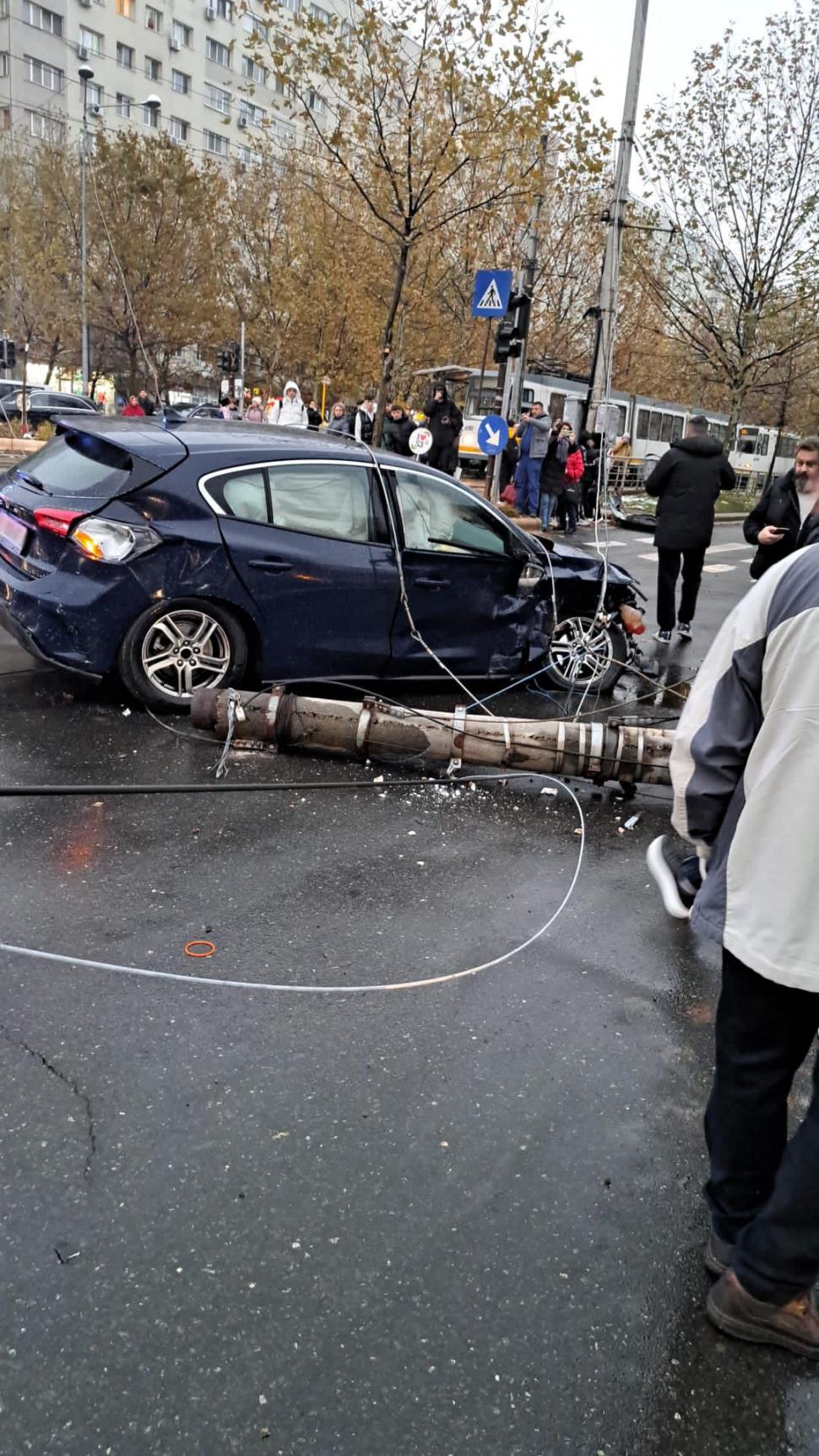 Accident între un Mercedes și un Ford, pe bulevardul Theodor Pallady din București. Circulația mașinilor și tramvaielor este restricționată 874005