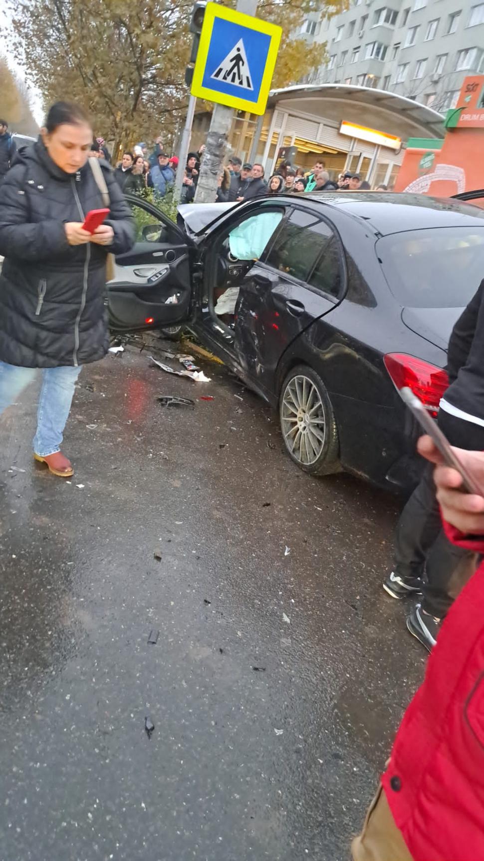 Accident între un Mercedes și un Ford, pe bulevardul Theodor Pallady din București. Circulația mașinilor și tramvaielor este restricționată 874006