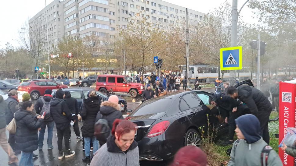 Accident între un Mercedes și un Ford, pe bulevardul Theodor Pallady din București. Circulația mașinilor și tramvaielor este restricționată 874007