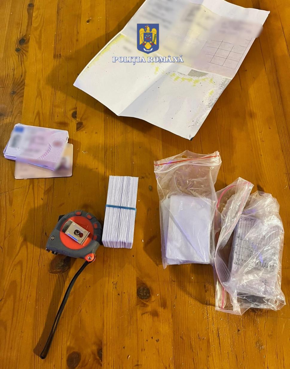 Un bărbat din Sascut şi-a făcut acasă fabrică de permise de conducere, buletine şi acte de înmatriculare 873931
