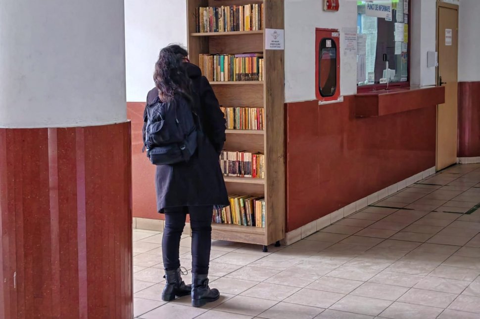 "Biblioteca din Gară". Orașul din România unde călătorii pot împrumuta o carte pentru drum