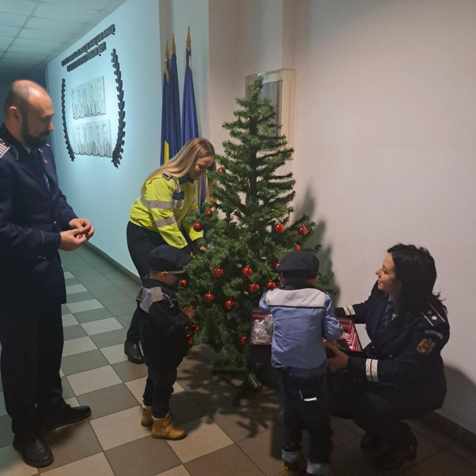 "Cu toții avem nevoie de un erou" | Gestul impresionant făcut de poliţişti pentru un copil de ziua lui 874041