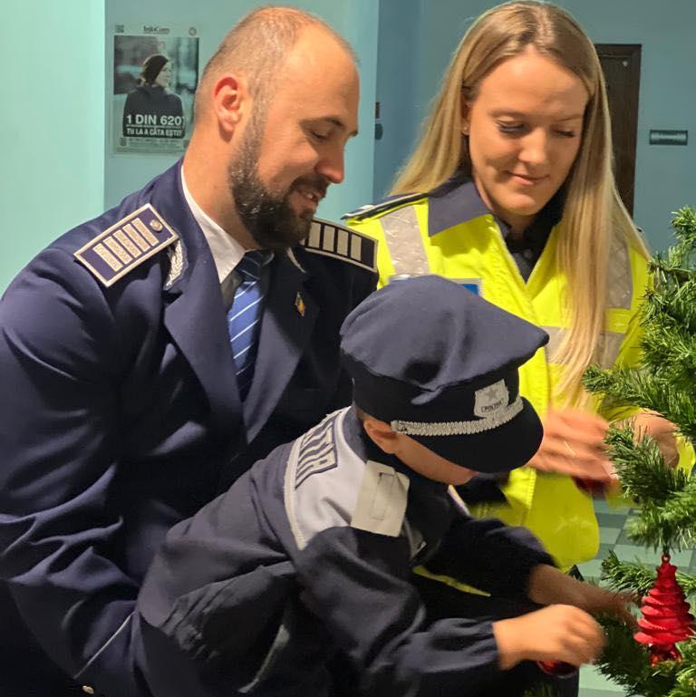 "Cu toții avem nevoie de un erou" | Gestul impresionant făcut de poliţişti pentru un copil de ziua lui 874042