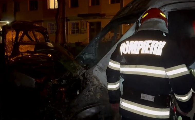 Incendiu uriaş în Timişoara. Şase maşini au luat foc în parcarea unui bloc 873814