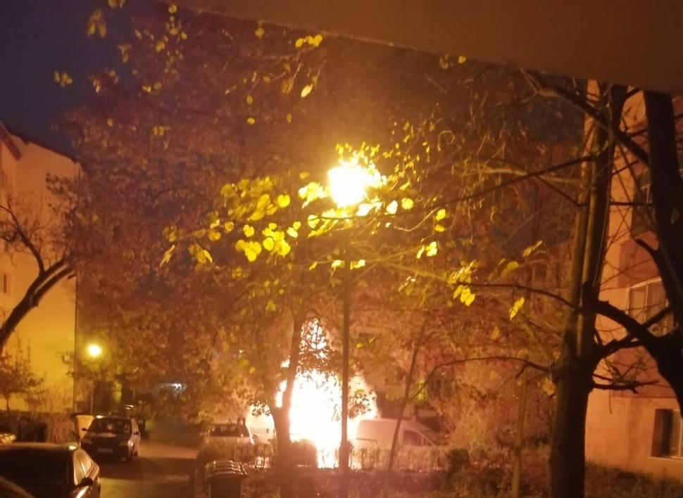 Incendiu uriaş în Timişoara. Şase maşini au luat foc în parcarea unui bloc 873815