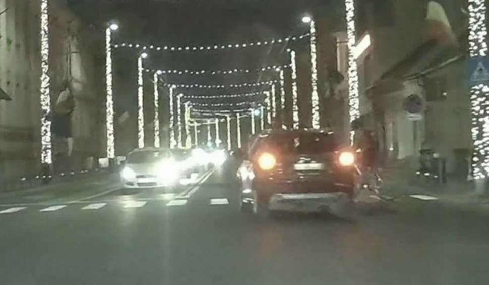 Momentul în care un şofer trece pe roşu la semafor, cu peste 90 km/h, şi aproape loveşte un biciclist, în Cluj