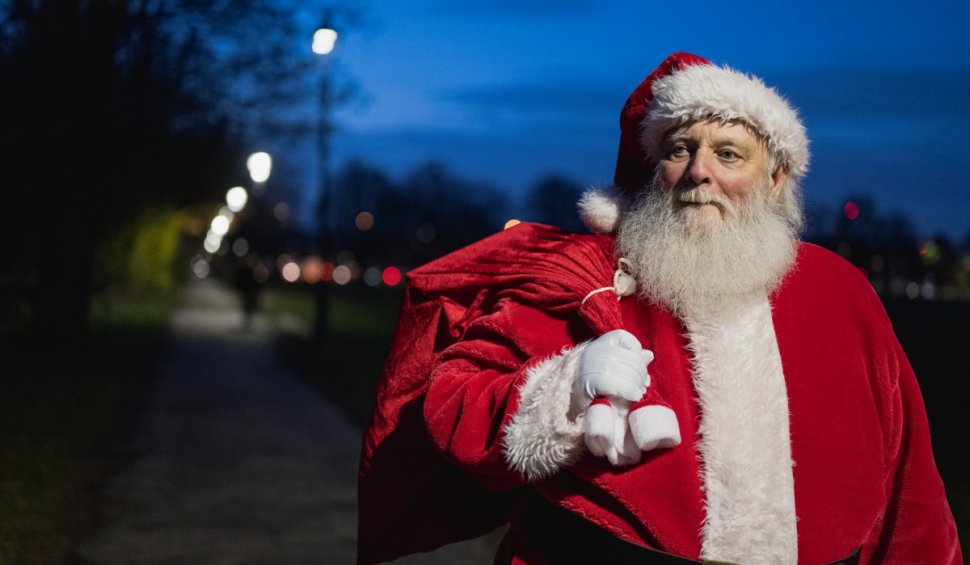 Povestea românului care cerșește, îmbrăcat în Moș Crăciun, lângă Paris: "Nu sunt un hoț sau o persoană necinstită”