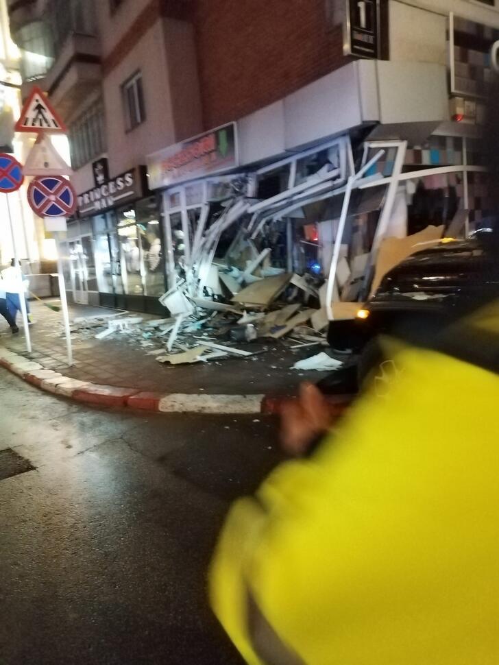 "Așa l-a băgat GPS-ul". Un şofer băut a intrat cu maşina într-un magazin, în Târgu Jiu  873823