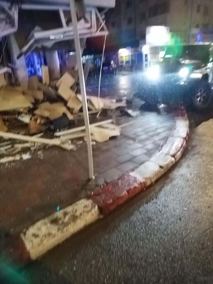 "Așa l-a băgat GPS-ul". Un şofer băut a intrat cu maşina într-un magazin, în Târgu Jiu  873824