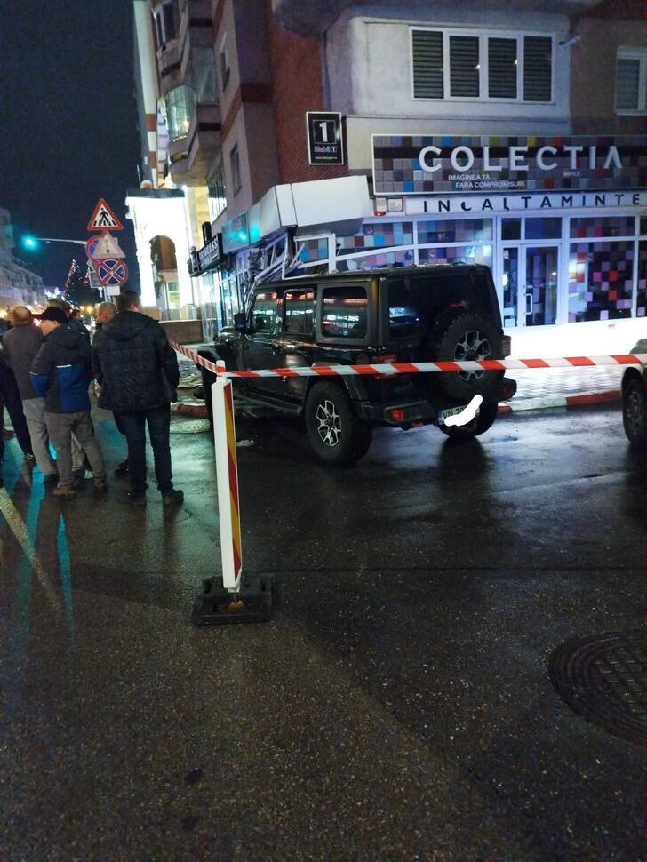 "Așa l-a băgat GPS-ul". Un şofer băut a intrat cu maşina într-un magazin, în Târgu Jiu  873825