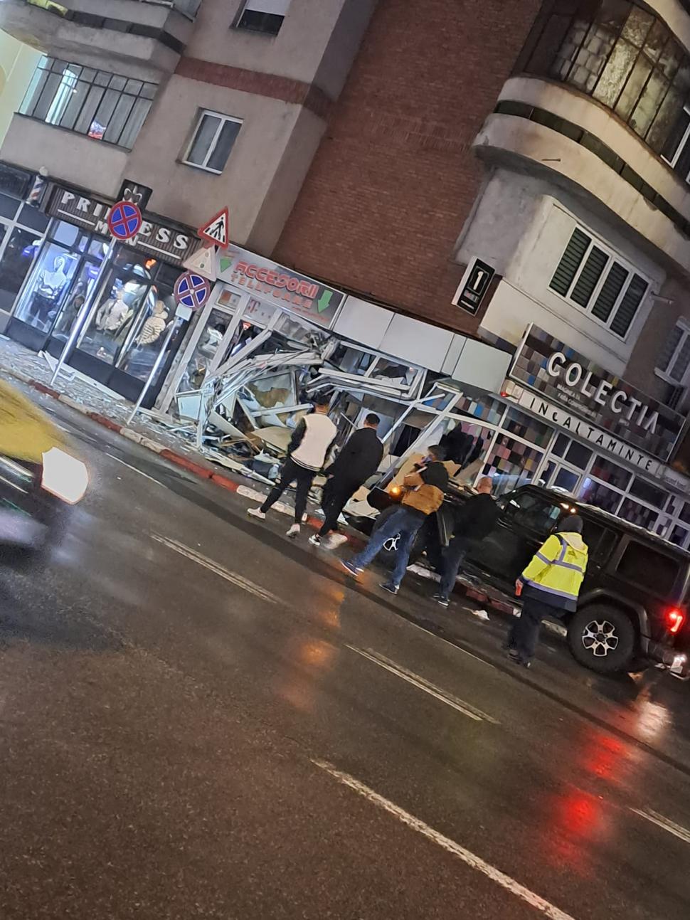 "Așa l-a băgat GPS-ul". Un şofer băut a intrat cu maşina într-un magazin, în Târgu Jiu  873826