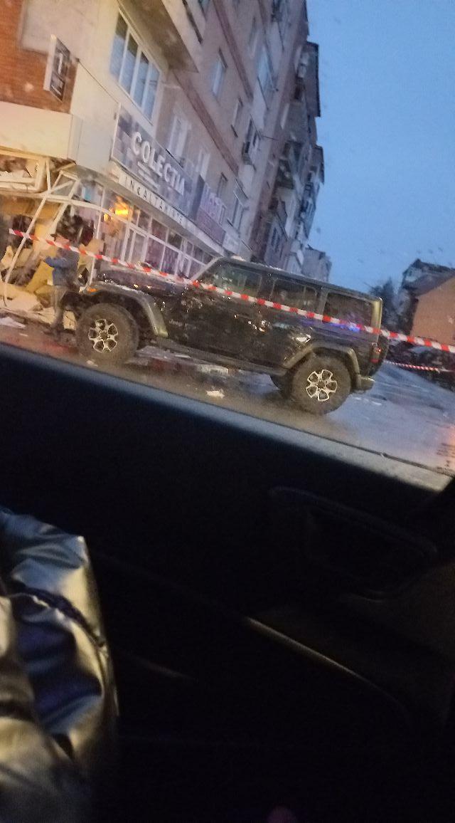 "Așa l-a băgat GPS-ul". Un şofer băut a intrat cu maşina într-un magazin, în Târgu Jiu  873827