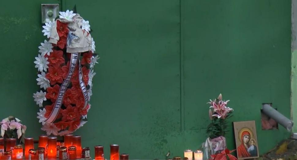 Altar cu flori și lumânări pentru femeia însărcinată, omorâtă de tatăl şefei sale, într-un magazin din Bucureşti 874163