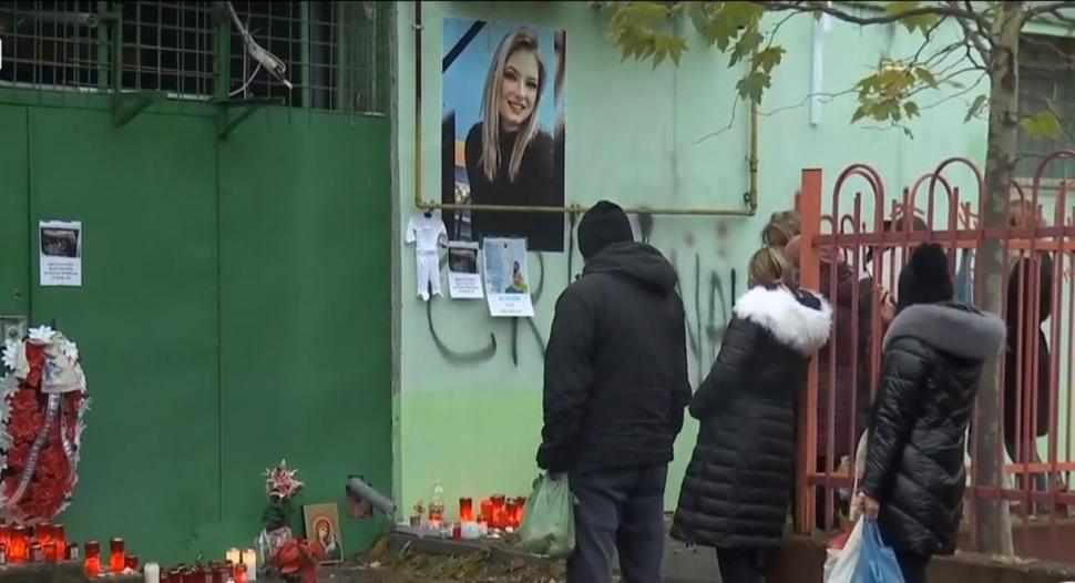 Altar cu flori și lumânări pentru femeia însărcinată, omorâtă de tatăl şefei sale, într-un magazin din Bucureşti 874164