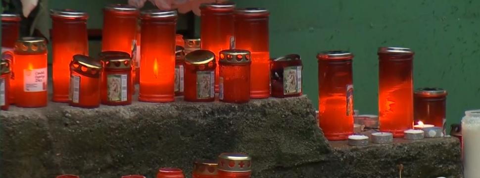 Altar cu flori și lumânări pentru femeia însărcinată, omorâtă de tatăl şefei sale, într-un magazin din Bucureşti 874167