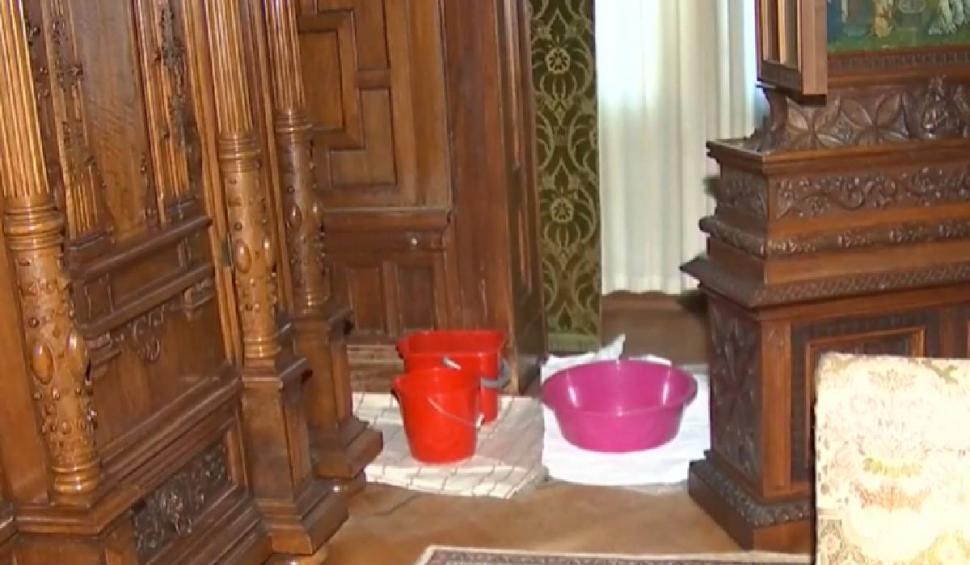 Castelul Peleș, distrus de ploaia care intră prin acoperișul degradat. Angajații, nevoiți să apeleze la improvizații 874186