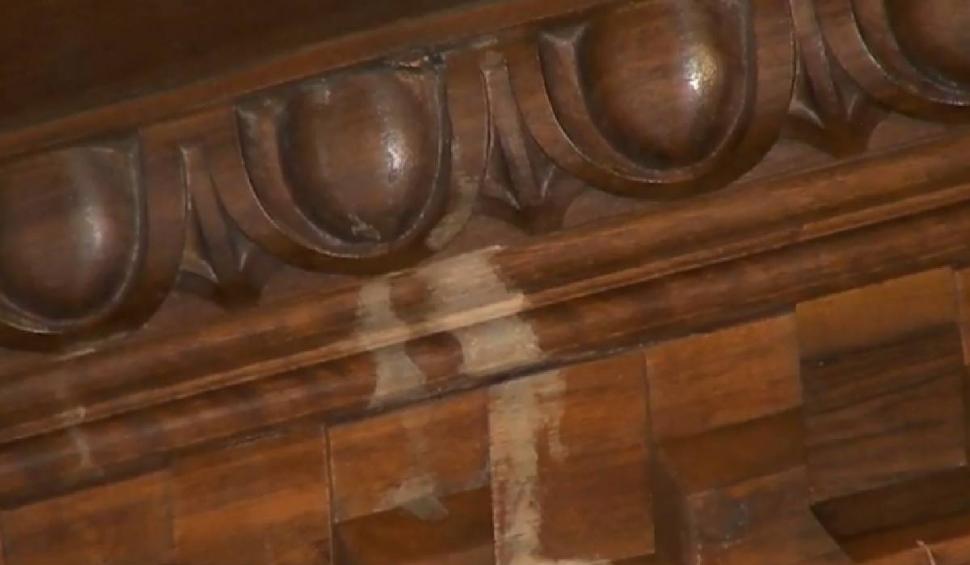 Castelul Peleș, distrus de ploaia care intră prin acoperișul degradat. Angajații, nevoiți să apeleze la improvizații 874187