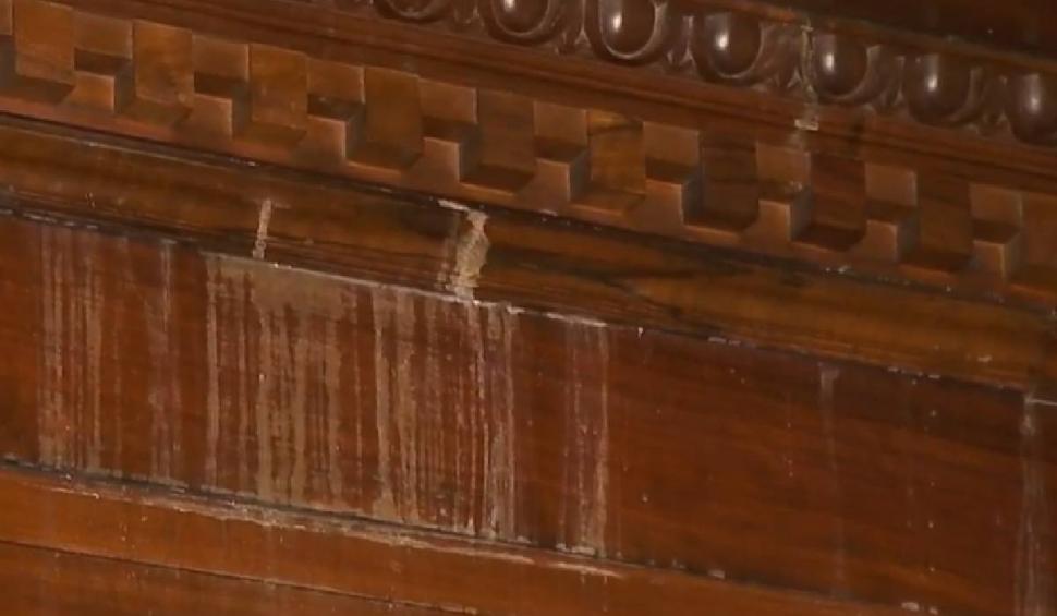 Castelul Peleș, distrus de ploaia care intră prin acoperișul degradat. Angajații, nevoiți să apeleze la improvizații 874188