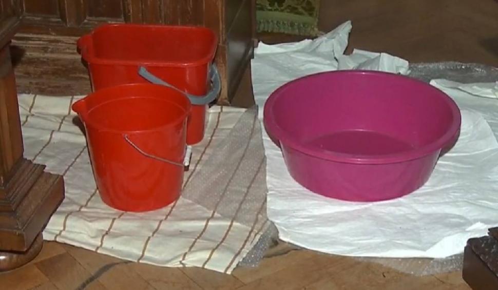 Castelul Peleș, distrus de ploaia care intră prin acoperișul degradat. Angajații, nevoiți să apeleze la improvizații 874189