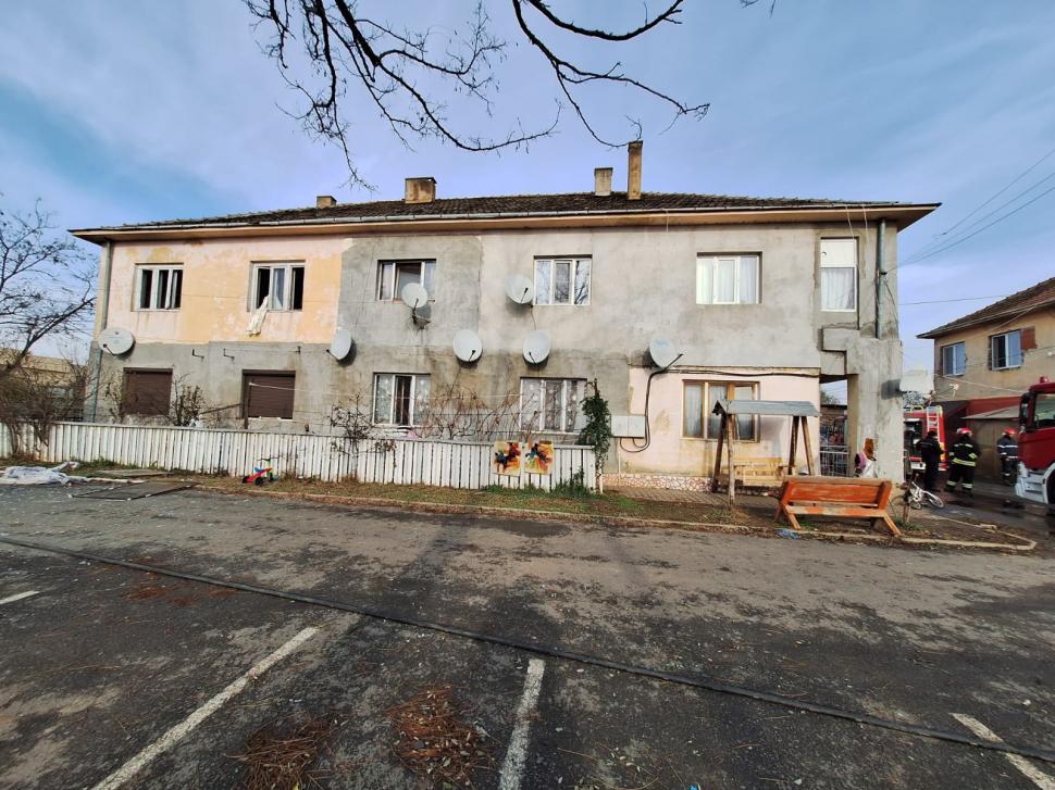 Explozie urmată de incendiu la un bloc din județul Timiș. Patru victime, printre care doi copii 874102