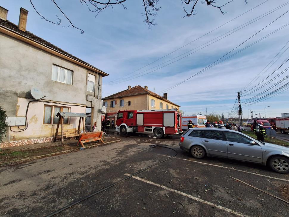 Explozie urmată de incendiu la un bloc din județul Timiș. Patru victime, printre care doi copii 874103