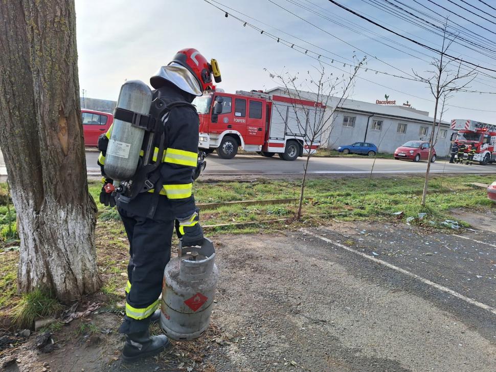 Explozie urmată de incendiu la un bloc din județul Timiș. Patru victime, printre care doi copii 874104