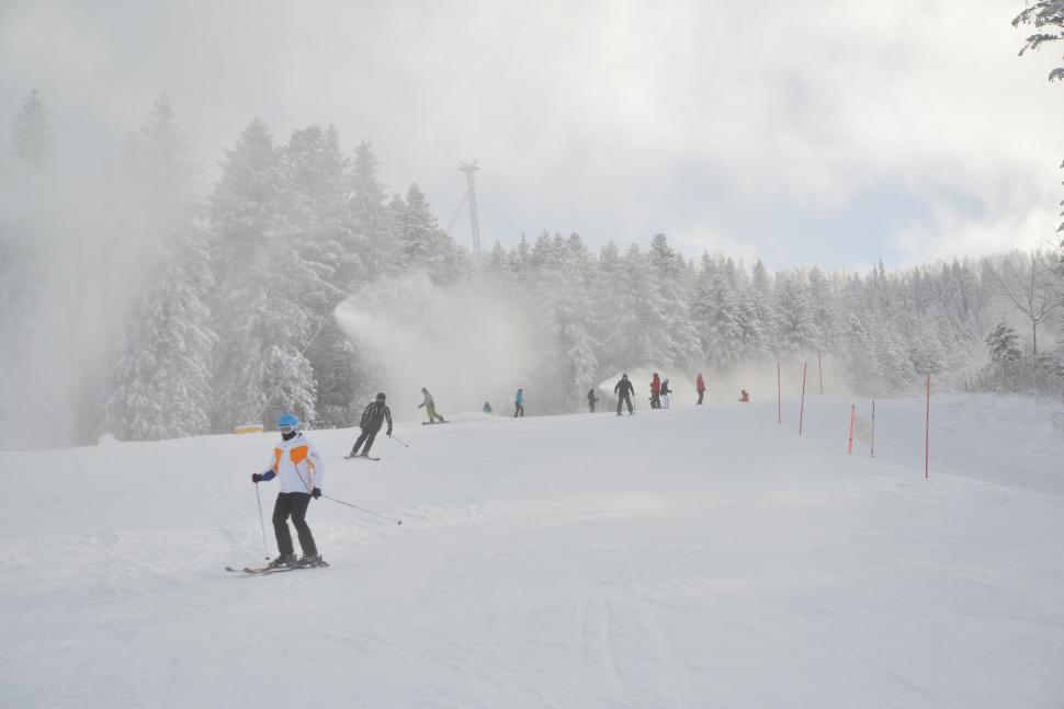 Pârtiile se redeschid după ninsorile abundente din ultimele zile | Mii de turiști au luat cu asalt stațiunile montane 874128
