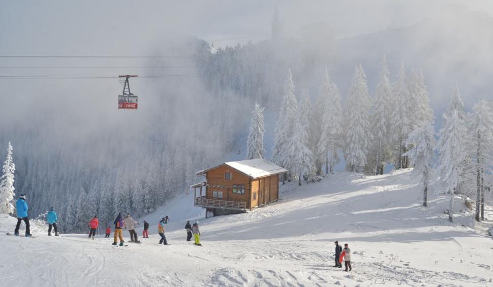 Pârtiile se redeschid după ninsorile abundente din ultimele zile | Mii de turiști au luat cu asalt stațiunile montane 874129