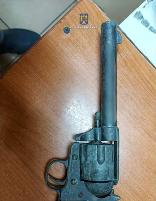 Un pistol ilegal și 100 de kilograme de artificii, descoperite de polițiști în locuința unui bărbat dintr-o comună din Brăila 874140