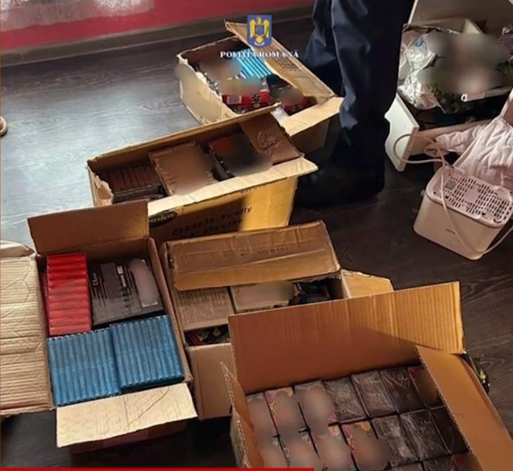 Un pistol ilegal și 100 de kilograme de artificii, descoperite de polițiști în locuința unui bărbat dintr-o comună din Brăila 874141